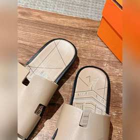 Классические тапочки для пар от Hermès с отпечатками ладоней/стра