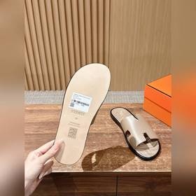 Классические тапочки для пар от Hermès с отпечатками ладоней/стра