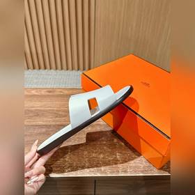 Классические тапочки для пар от Hermès с отпечатками ладоней/стра