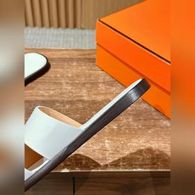 Классические тапочки для пар от Hermès с отпечатками ладоней/стра