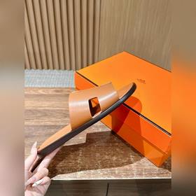 Классические тапочки для пар от Hermès с отпечатками ладоней/стра