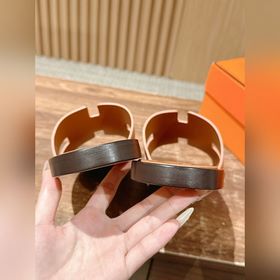 Классические тапочки для пар от Hermès с отпечатками ладоней/стра