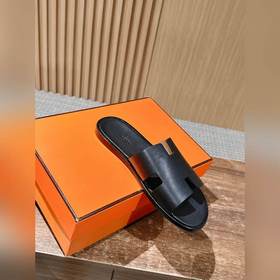 Классические тапочки для пар от Hermès с отпечатками ладоней/стра