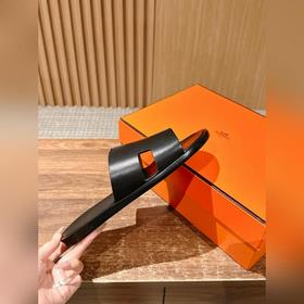 Классические тапочки для пар от Hermès с отпечатками ладоней/стра
