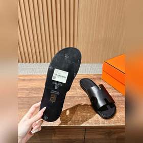 Классические тапочки для пар от Hermès с отпечатками ладоней/стра