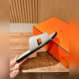 Классические тапочки для пар от Hermès с отпечатками ладоней/стра