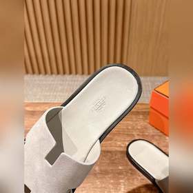 Классические тапочки для пар от Hermès с отпечатками ладоней/стра