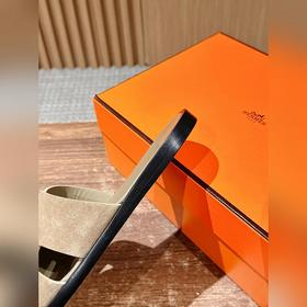 Классические тапочки для пар от Hermès с отпечатками ладоней/стра