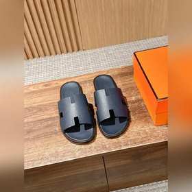 Классические тапочки для пар от Hermès с отпечатками ладоней/стра