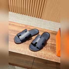 Классические тапочки для пар от Hermès с отпечатками ладоней/стра