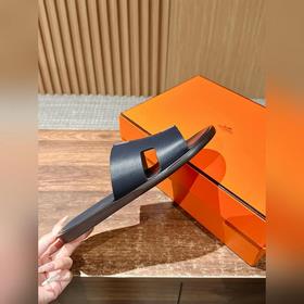 Классические тапочки для пар от Hermès с отпечатками ладоней/стра