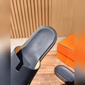 Классические тапочки для пар от Hermès с отпечатками ладоней/стра