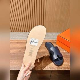 Классические тапочки для пар от Hermès с отпечатками ладоней/стра
