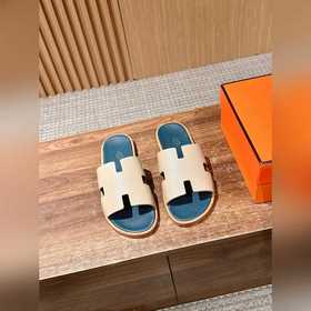 Классические тапочки для пар от Hermès с отпечатками ладоней/стра