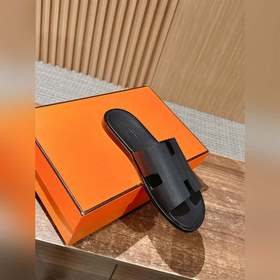 Классические тапочки для пар от Hermès с отпечатками ладоней/стра