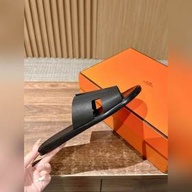 Классические тапочки для пар от Hermès с отпечатками ладоней/стра