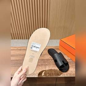 Классические тапочки для пар от Hermès с отпечатками ладоней/стра