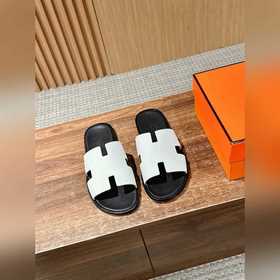 Классические тапочки для пар от Hermès с отпечатками ладоней/стра