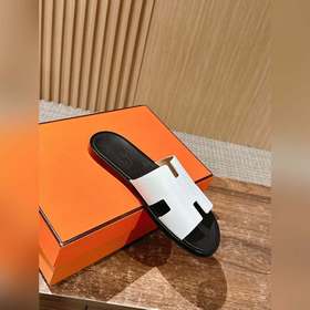 Классические тапочки для пар от Hermès с отпечатками ладоней/стра
