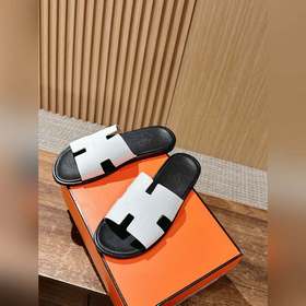 Классические тапочки для пар от Hermès с отпечатками ладоней/стра