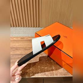 Классические тапочки для пар от Hermès с отпечатками ладоней/стра