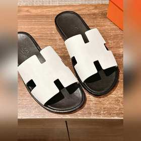 Классические тапочки для пар от Hermès с отпечатками ладоней/стра