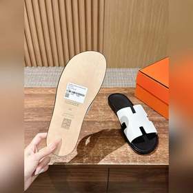 Классические тапочки для пар от Hermès с отпечатками ладоней/стра