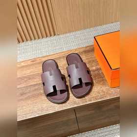 Классические тапочки для пар от Hermès с отпечатками ладоней/стра