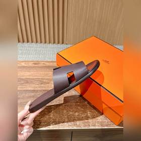 Классические тапочки для пар от Hermès с отпечатками ладоней/стра