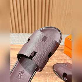Классические тапочки для пар от Hermès с отпечатками ладоней/стра