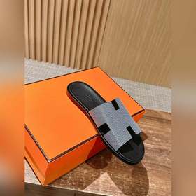 Классические тапочки для пар от Hermès с отпечатками ладоней/стра