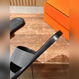 Классические тапочки для пар от Hermès с отпечатками ладоней/стра