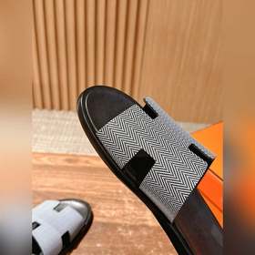 Классические тапочки для пар от Hermès с отпечатками ладоней/стра