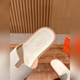 Классические тапочки для пар от Hermès с отпечатками ладоней/стра