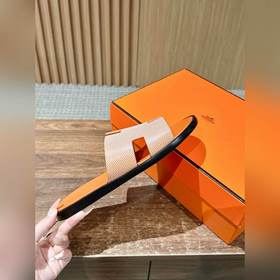 Классические тапочки для пар от Hermès с отпечатками ладоней/стра