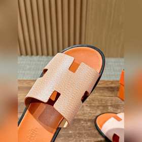 Классические тапочки для пар от Hermès с отпечатками ладоней/стра