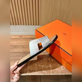 Классические тапочки для пар от Hermès с отпечатками ладоней/стра