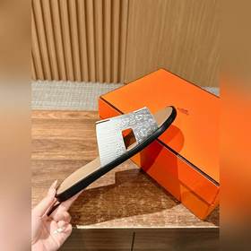 Классические тапочки для пар от Hermès с отпечатками ладоней/стра