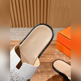 Классические тапочки для пар от Hermès с отпечатками ладоней/стра