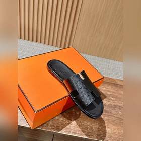 Классические тапочки для пар от Hermès с отпечатками ладоней/стра