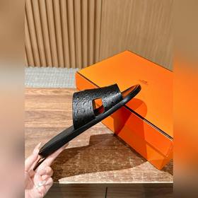 Классические тапочки для пар от Hermès с отпечатками ладоней/стра