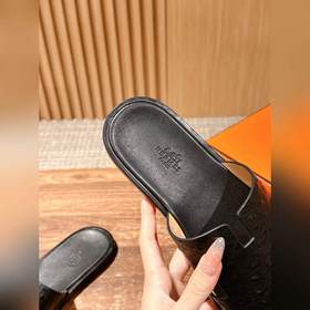 Классические тапочки для пар от Hermès с отпечатками ладоней/стра