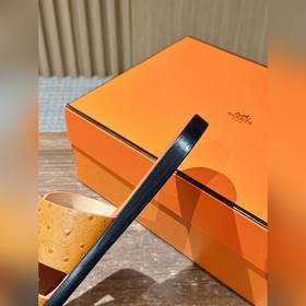 Классические тапочки для пар от Hermès с отпечатками ладоней/стра