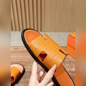 Классические тапочки для пар от Hermès с отпечатками ладоней/стра