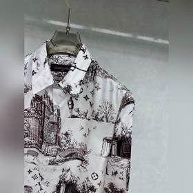 Новая рубашка Louis Vuitton с принтом «Прогулка собакой по городу