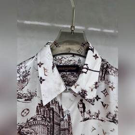 Новая рубашка Louis Vuitton с принтом «Прогулка собакой по городу