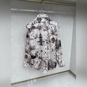 Новая рубашка Louis Vuitton с принтом «Прогулка собакой по городу
