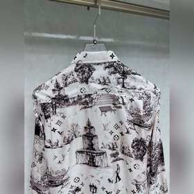 Новая рубашка Louis Vuitton с принтом «Прогулка собакой по городу