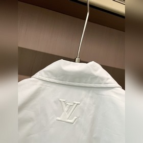 Короткорукавная рубашка LV, изготовлена в соотношении 1：1! Лакони