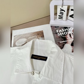 Короткорукавная рубашка LV, изготовлена в соотношении 1：1! Лакони